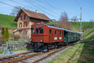 Te 2/3 31 Halbesel des VHE bei der Einfahrt in Sumiswald-Grünen mit seinem Nostalgie-Regionalzug aus Huttwil. Foto: Peter Bertschi