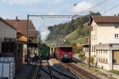 Kreuzung in Dürrenroth zwischen dem Dampftriebwagen CZm 1/2 31 der Dampfgruppe Zürich und dem Dampfzug der Dampfbahn Bern. Foto: Julian Brückel