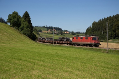 SBBC Re 4/4'' 11183 mit einem infolge Bauarbeiten via ETB umgeleiteten RUWA-Güterzug nach Sumiswald (Foto: Julian Brückel - 7.8.17)