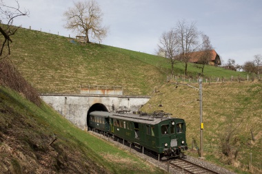 Der BDe 2/4 des VHE kommt soeben zum Sumiswalder Tunnel hinaus und nimmt die letzten Meter zur Endstation Sumiswald-Grünen in Angriff. Foto: Julian Brückel