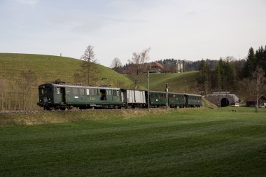 BDe 2/4 des VHE unterwegs als Regionalzug 31997 Sumiswald-Grünen - Huttwil, hier umittelbar nach dem Sumiswalder Tunnel. Foto: Julian Brückel
