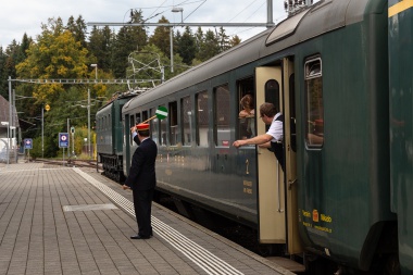 Der Bahnhofsvorstand von Affoltern-Weier erteilt dem Zug Sumiswald - Huttwil mit der Ae 4/7 VMIK die Abfahrtserlaubnis. Foto: Julian Brückel