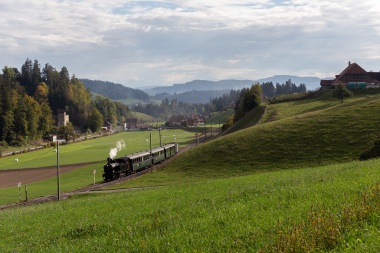 Vorbeifahrt eines sehr stilechten Dampfzuges des VHE zwischen Gammenthal und Griesbach anlässlich der Dampftage. Foto: Julian Brückel
