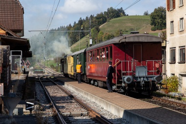 Der Dampfzug der Dampfbahn Bern steht abfahrbereit im Bahnhof Dürrenroth für eine Fahrt Richtung Sumiswald. Foto: Julian Brückel