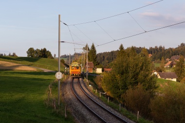 Der Tem 225 056 der Dampfbahn Bern ist im letzten Sonnenlicht mit einer Rollmaterialüberfuhr beauftragt, bei Griesbach. Foto: Julian Brückel