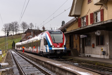 Der SBB RABe 522 229 Flirt LEx fährt in Dürrenroth auf Gleis 1 ein (19.12.18). Foto: Julian Brückel