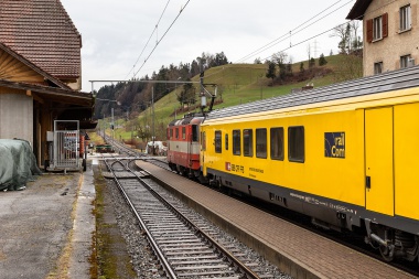 Der Funkmesszug mit dem auffälligen gelben Messwagen MEWA12 am 7.3.19 bei der Durchfahrt in Dürrenroth. Foto: Julian Brückel