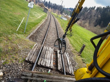 Entfernung eines nicht mehr benutzten Bahnübergangs mithilfe des Tm und seinem Kran. Foto : Petra Hegi