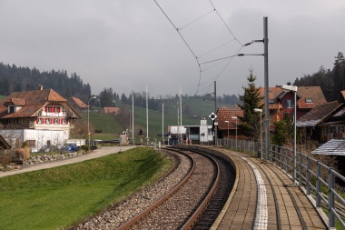 Haltestelle Gammenthal mit dem Bahnübergang. Foto : Julian Brückel
