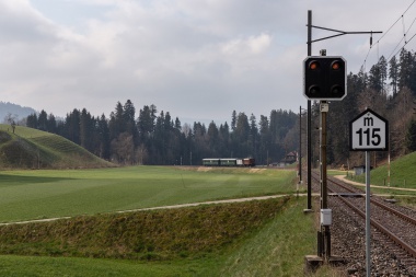 Der Te 2/3 Halbesel des VHE ist mit seinem schmucken Zug am 14.04.19 zwischen Sumiswald-Grünen und Gammenthal unterwegs. Foto : Julian Brückel