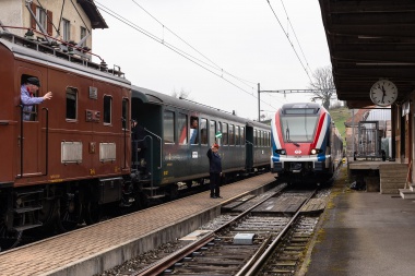Der Fahrdienstleiter erteilt dem Lokführer des Te 2/3 Halbesel vom VHE die Abfahrtserlaubnis. Bahnhof Dürrenroth am 14.04.19. Foto : Julian Brückel