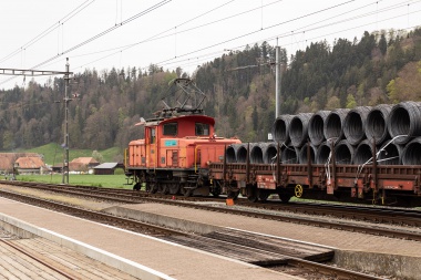 Die Ee 930 403 der RUWA holt am 23.04.19 im Bahnhof Sumiswald-Grünen mit Drahtrollen beladene Flachwagen. Foto : Julian Brückel