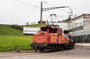 Die Ee 930 403 der RUWA am 23.04.19 in Burghof auf dem Anschlussgleis der RUWA Drahtschweisswerk AG. Foto : Julian Brückel