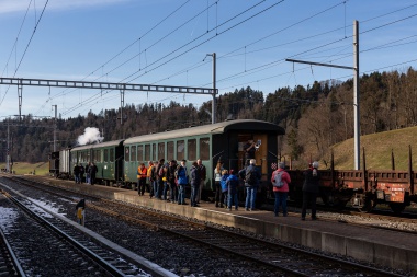 Zur Feier des Tages spielt uns Johann unmittelbar nach Ankunft des ersten GME-Dampfzuges in Sumiswald-Grünen ETB mit der Zugposaune vor, merci viel mal! Foto : Julian Brückel, 09.02.2020