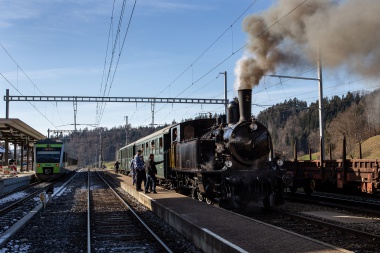 Seit dem Bahnhofsumbau haben S-Bahn und Nostalgiezüge getrennte Perrons. Hier steht der Dampfzug mit der Ed 3/4 2 nach Huttwil bereit zur Abfahrt. Foto : Julian Brückel, 09.02.2020