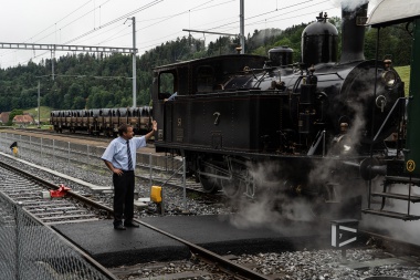 Der Fahrdienstleiter von Sumiswald-Grünen ETB begrüsst den Dampfzug bei der Einfahrt in Sumiswald am öffentlichen Fahrsonntag vom 14.06.2020. Foto: Julian Brückel