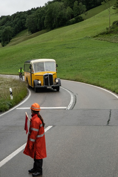 Das historische Postauto wartet die Durchfahrt des Dampfzuges ab anlässlich dem öffentlichen Fahrsonntag vom 14.06.2020. Foto: Julian Brückel