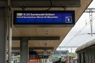 Gleis 1, Extrazug nach Sportzentrum, Dürrenroth, Sumiswald-Grünen, Abfahrt 16h20. Wir wünschen eine angenehme Reise. Foto: Julian Brückel