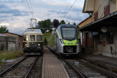 BLS RABe 528 101 MIKA und VPM BDe 4/4 201 treffen sich am 20. Juni 2020 im Bahnhof Dürrenroth. Foto Julian Brückel