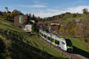 BLS RABe 528 105 MIKA am 30.10.2020 für Testfahrten auf der Emmentalbahn bei Dürrenroth. Foto: Julian Brückel